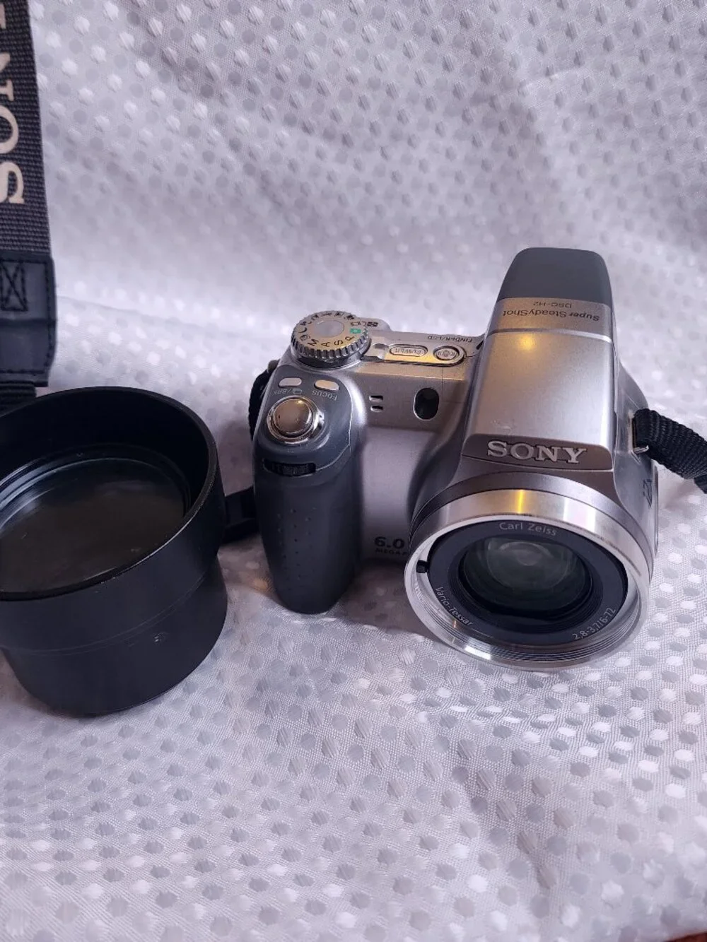Sony Cyber-shot DSC-H2 6.0MP Digital Camera 12x Optical Zoom Carl Zeiss Silver